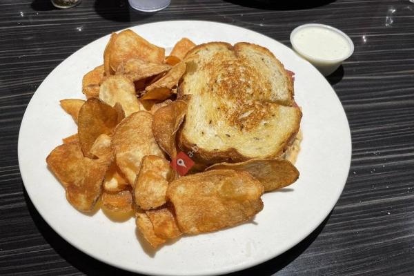 DJ's Restaurant & SkyLounge