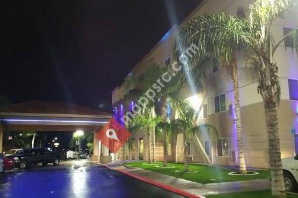 Holiday Inn Express & Suites Bakersfield Central