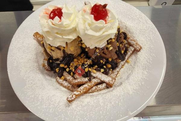 Larry’s Ice Cream & Cafe