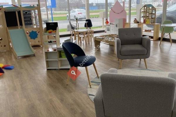 Lolo's Playhouse and Cafe