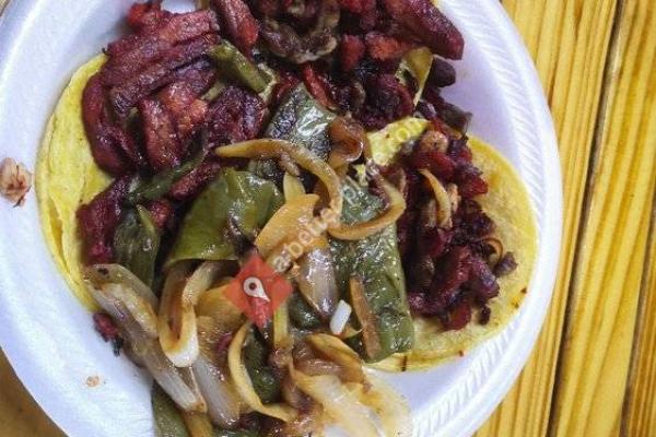 Los Meros Tacos Y Su Trompo Tribalero