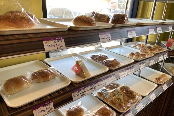 Mom's Bakery & Tea House