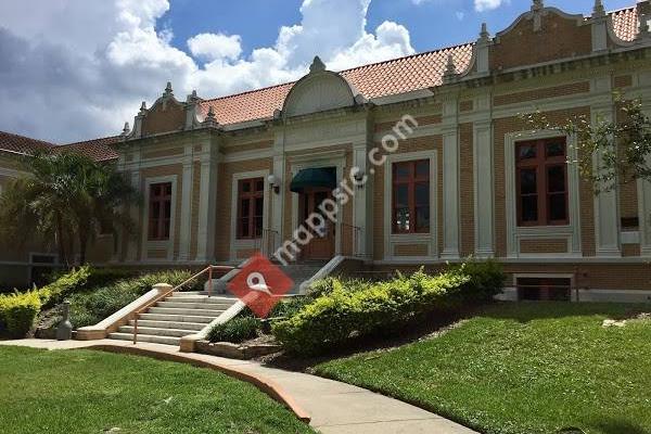 St. Petersburg Library - Mirror Lake Community Library