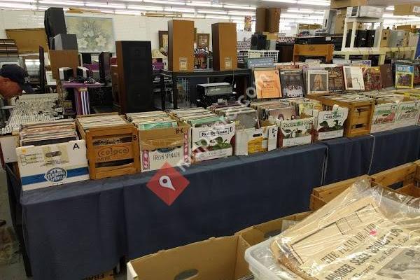 Streetsboro Flea Market - Furniture, Antiques, Collectibles