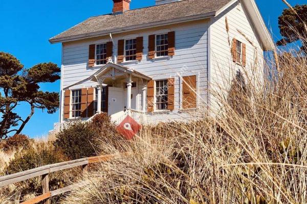 Yaquina Bay Lighthouse